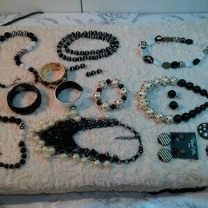 COSTUME JEWELRY BLACK AND WHITE (416)